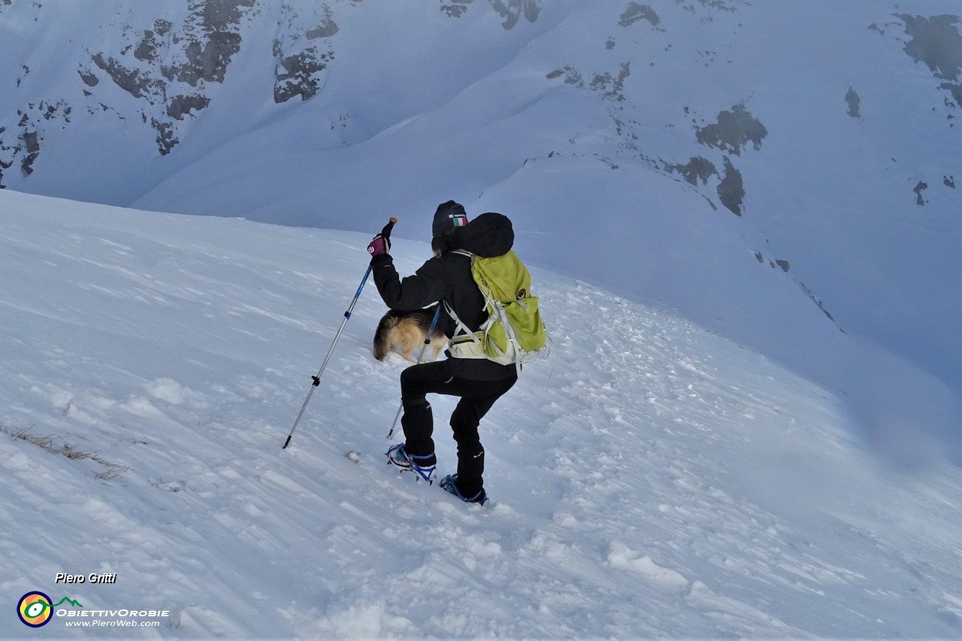 62 Su labile traccia nella neve con attenzione ci abbassiamo ala Bocchetta di Grem spazzati dal vento da nord.JPG